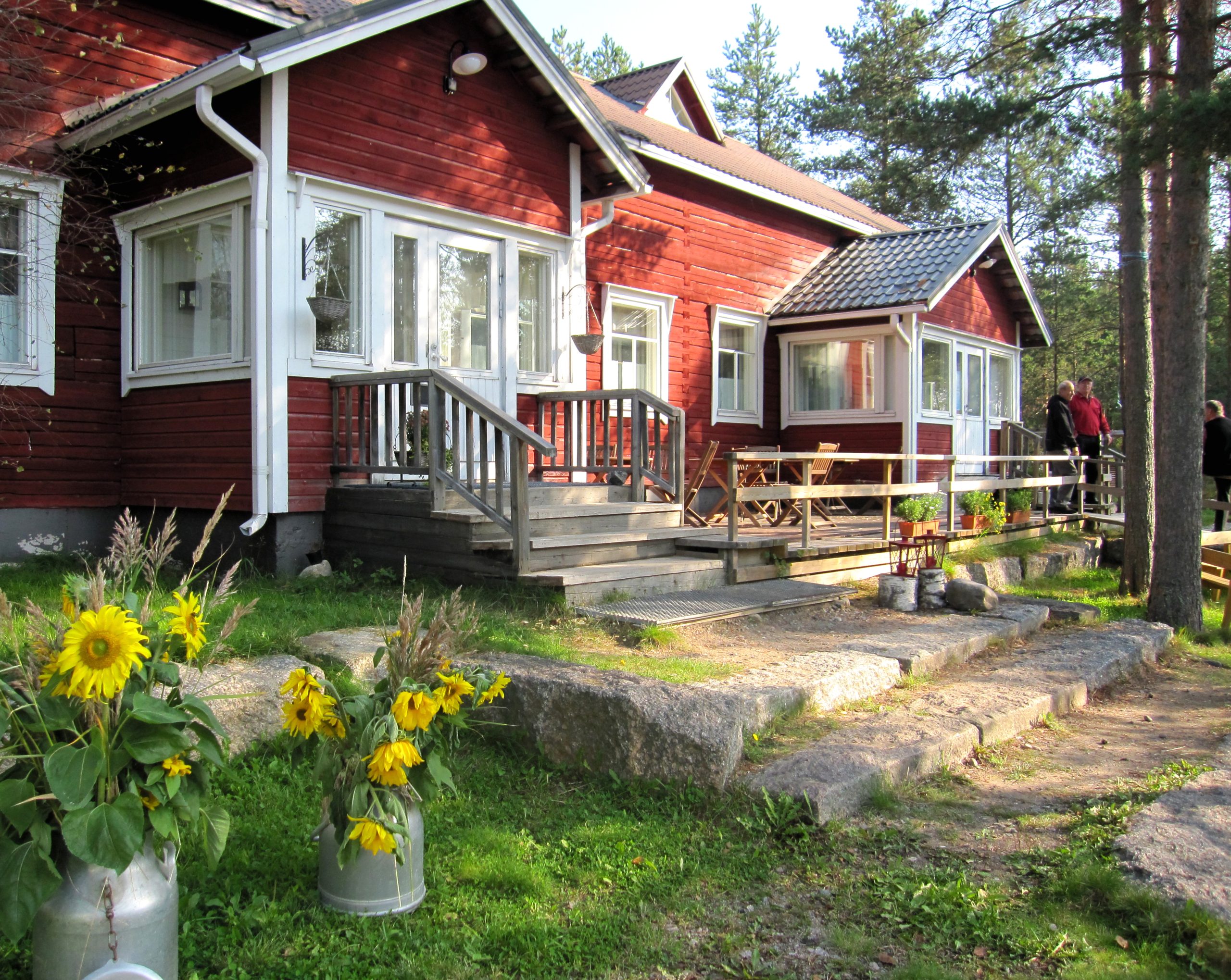 Linnakallion punainen päärakennus on vanha hirsirakenteinen kansakoulu.