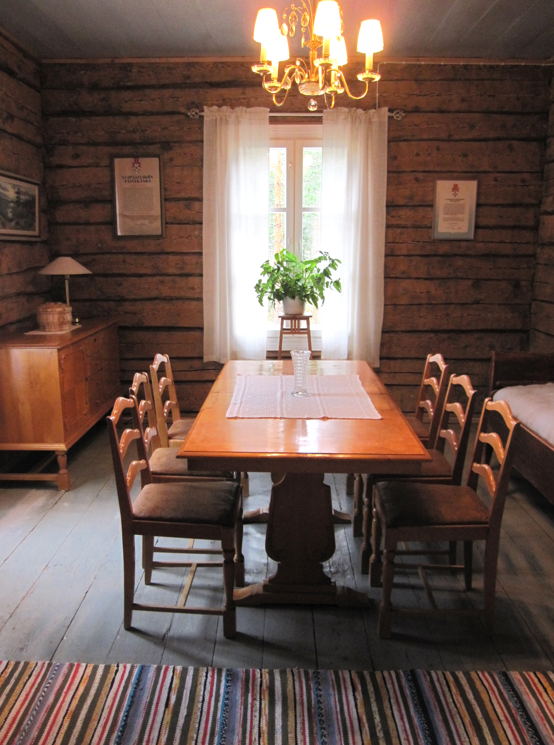 Keltainen kamari Kruunussa.