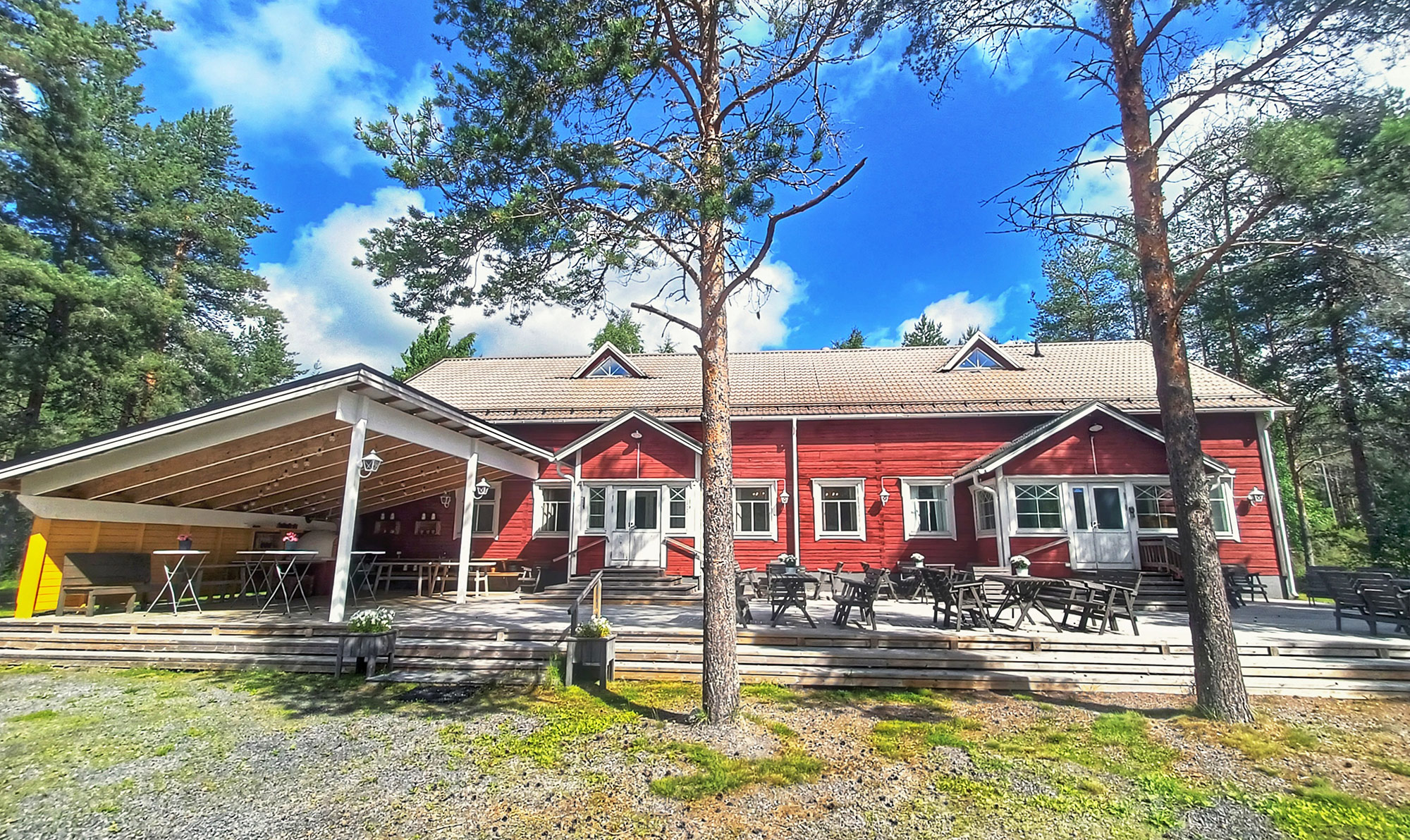 Linnakallion päärakennus ja terassi
