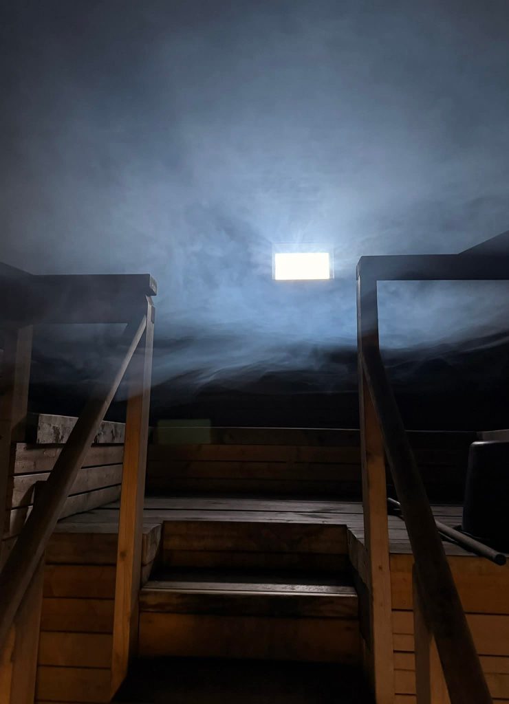 Savua virtaa ulos saunasta lämmityksen lopuksi. Kohta sauna on valmis.
