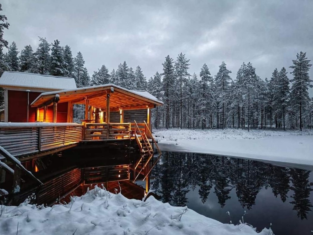 Linnakallion savusauna metsälammen rannalla