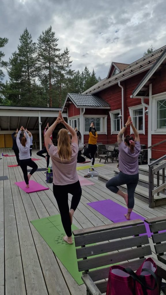 Kesäjoogaa Linnakallion terassilla